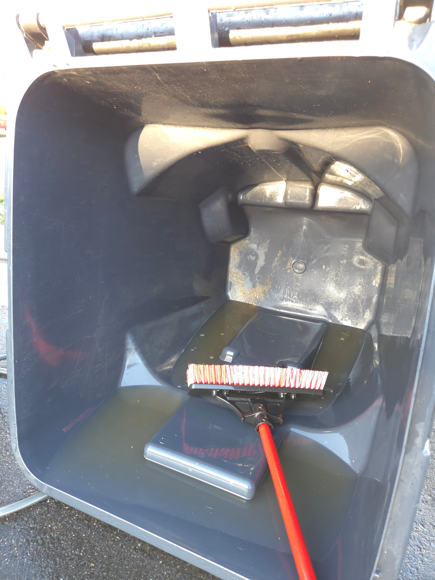 Trash bin before cleaning