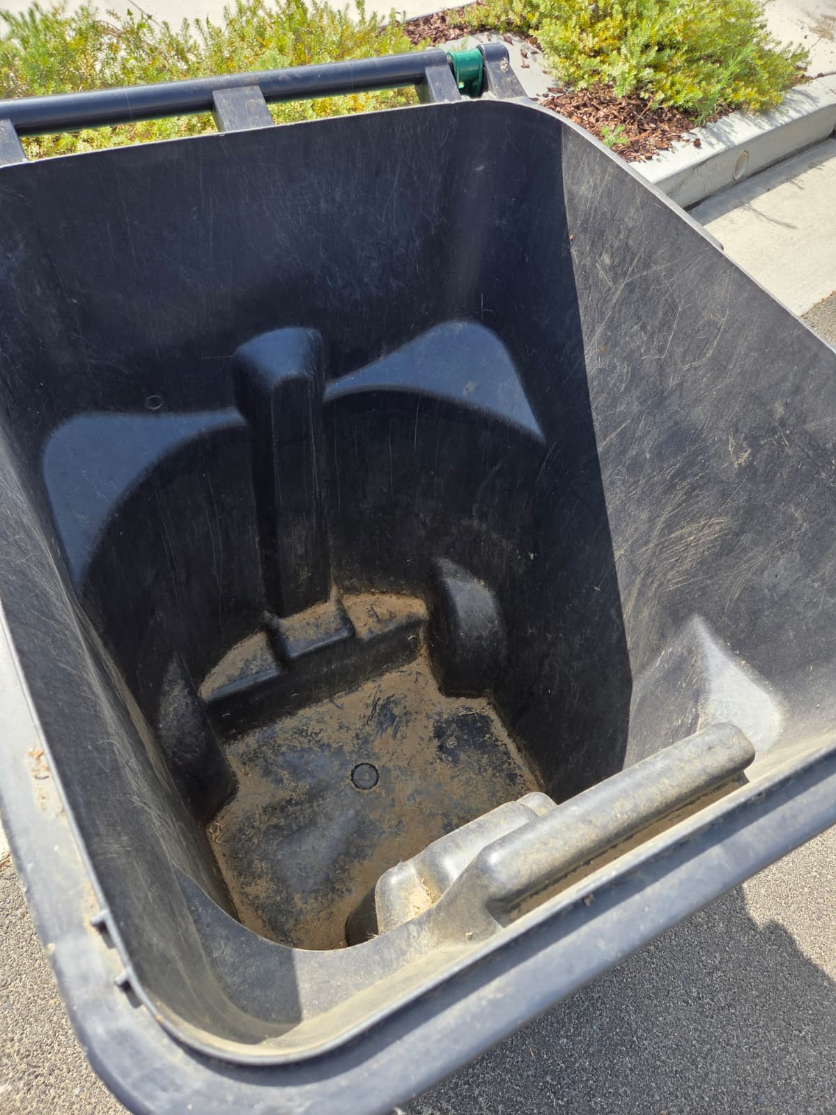 Trash bin before cleaning