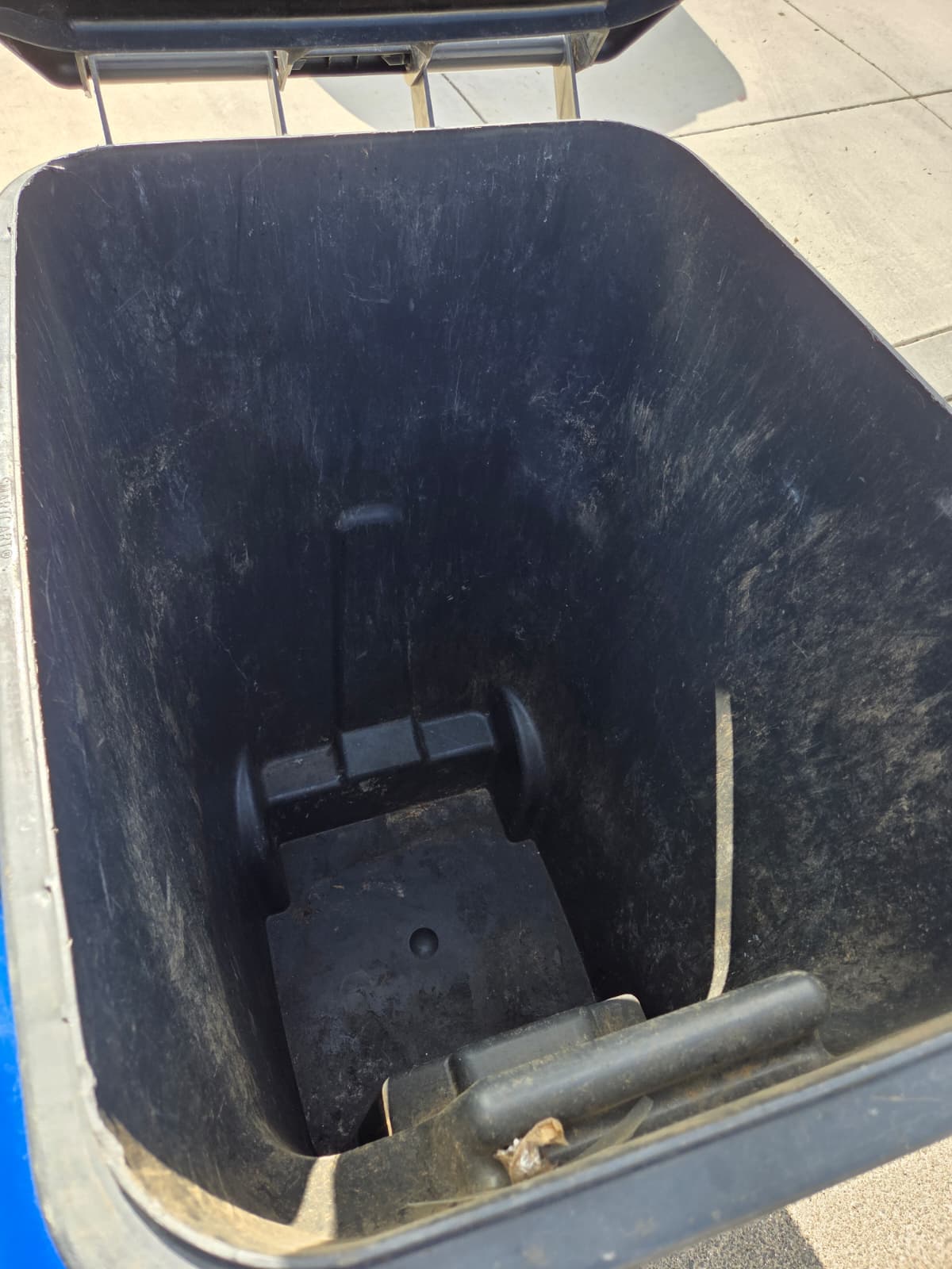 Trash bin before cleaning