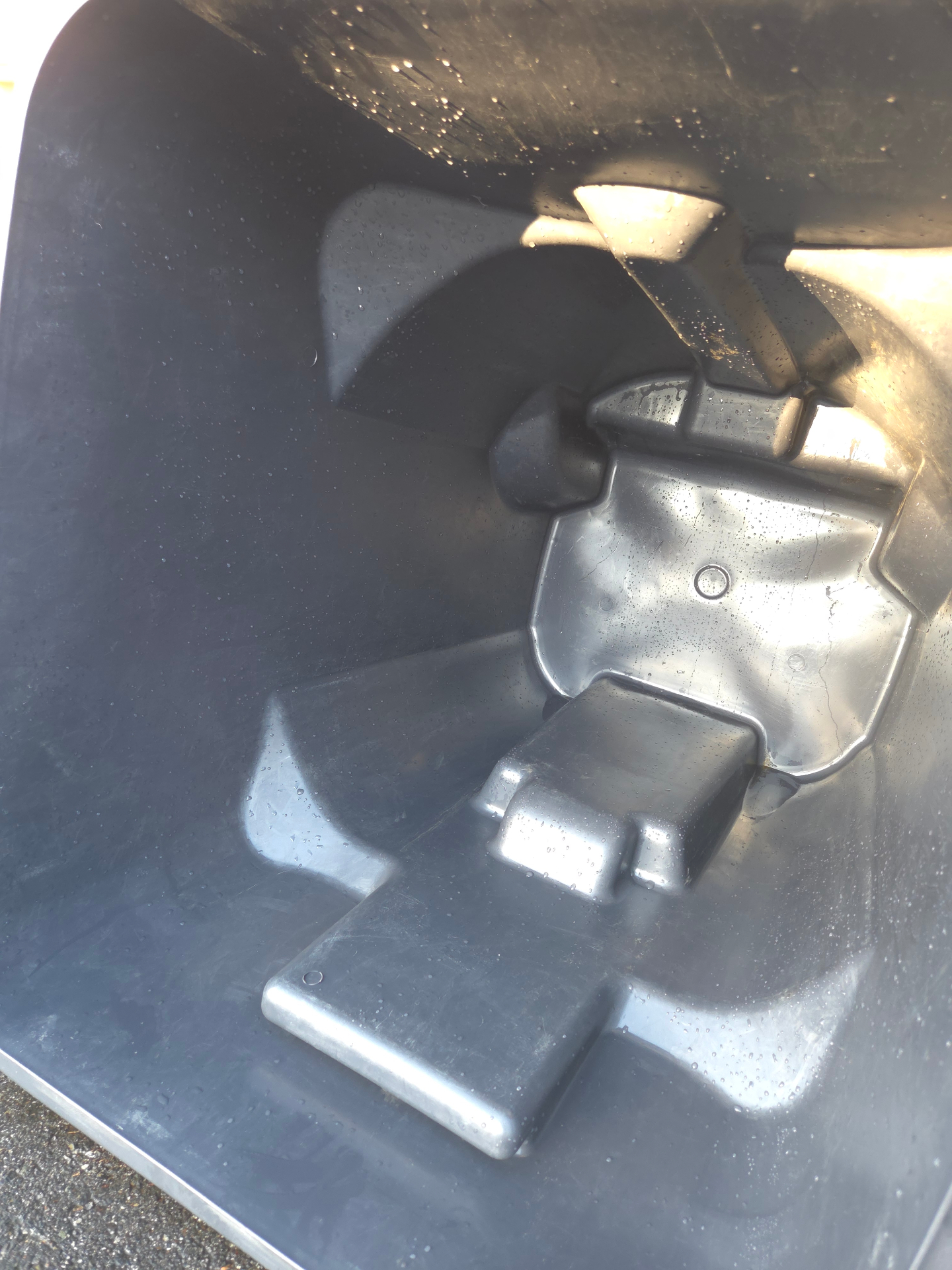 Trash bin after cleaning